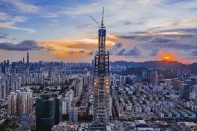 旭東圍擋廠家祝賀，深圳又一高樓388米 順利封頂 ！
