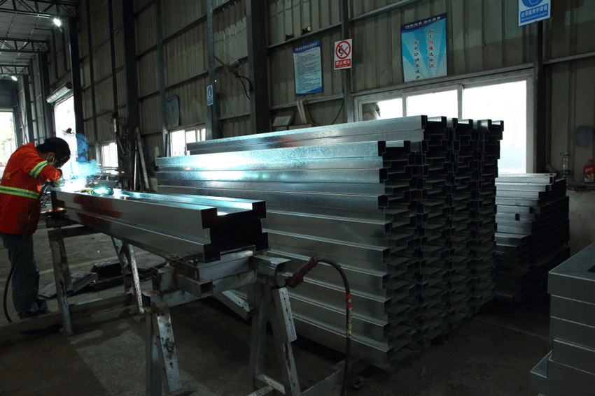 鋼圍擋生產(chǎn)流程大揭秘：10余道工序，鑄就工地安全防線